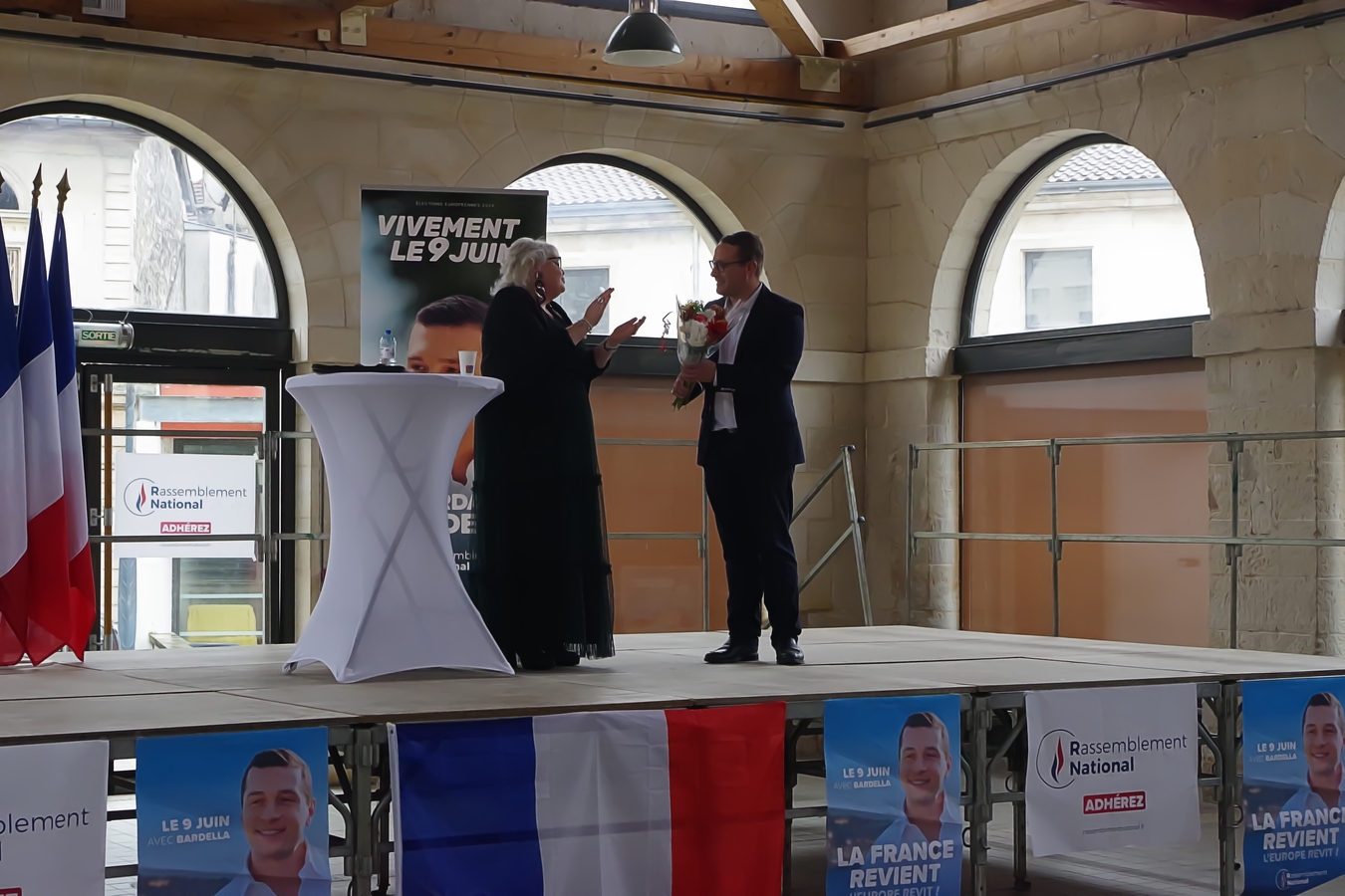 Wassy un bouquet de fleurs pour la députée Rassemblement National